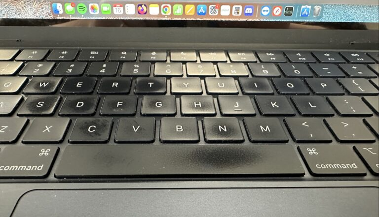 
打油的 Macbook 键盘 / 图片来自原文